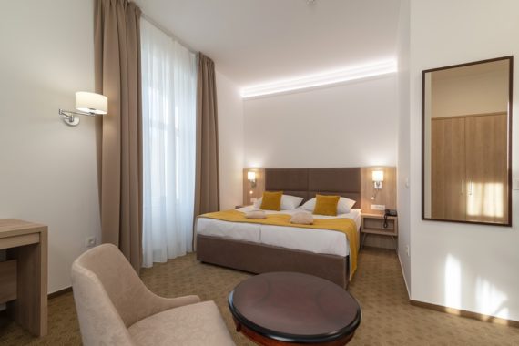 NOVO – popolnoma prenovljene sobe v letu 2019 – STANDARD COMFORT (ex hotel Styria).
Sobe so opremljene v modernem stilu in po novem tudi klimatizirane.